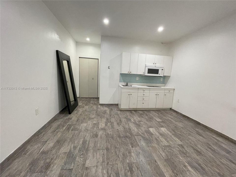 Recently Rented: $1,800 (1 beds, 1 baths, 0 Square Feet)