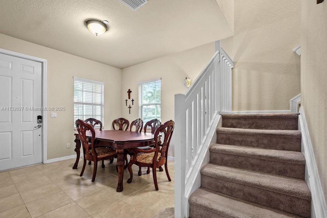 Недавно продано: $369,000 (3 спален, 2 ванн, 1753 Квадратных фут)