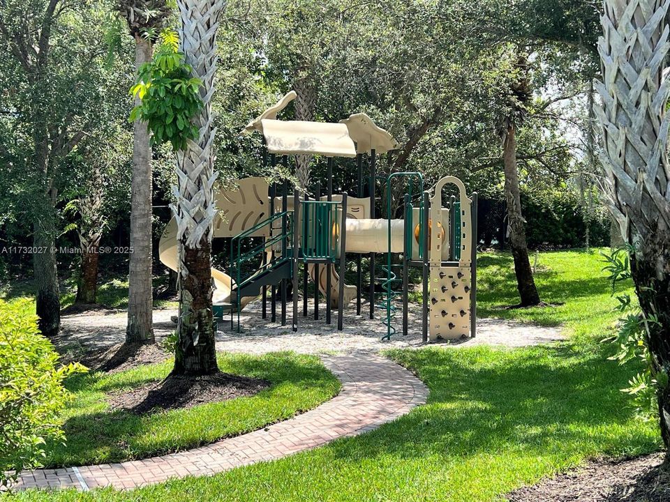 Недавно продано: $369,000 (3 спален, 2 ванн, 1753 Квадратных фут)