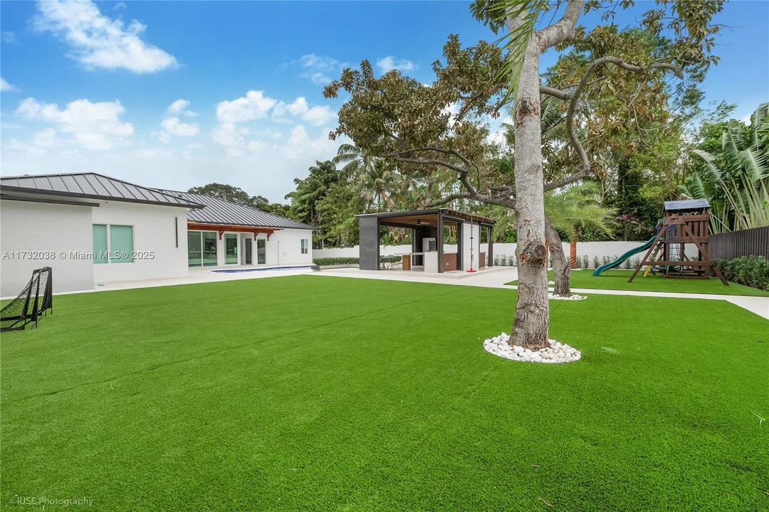 For Sale: $3,550,000 (5 beds, 5 baths, 3430 Square Feet)