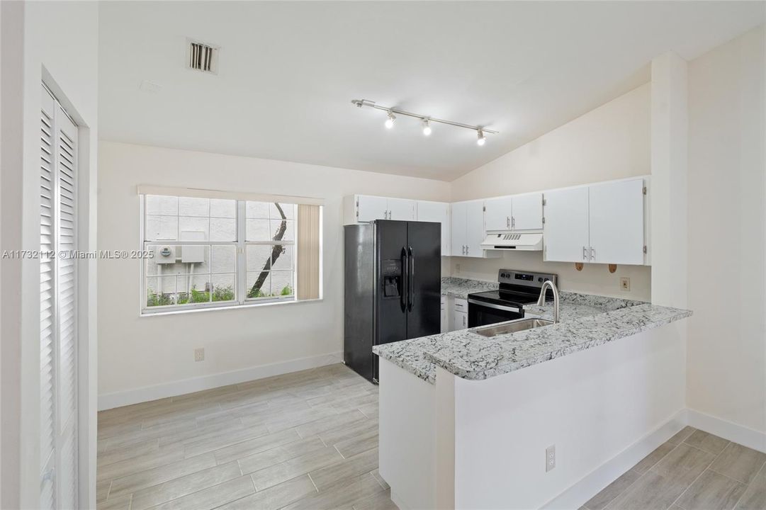 Недавно арендовано: $3,500 (4 спален, 2 ванн, 1609 Квадратных фут)