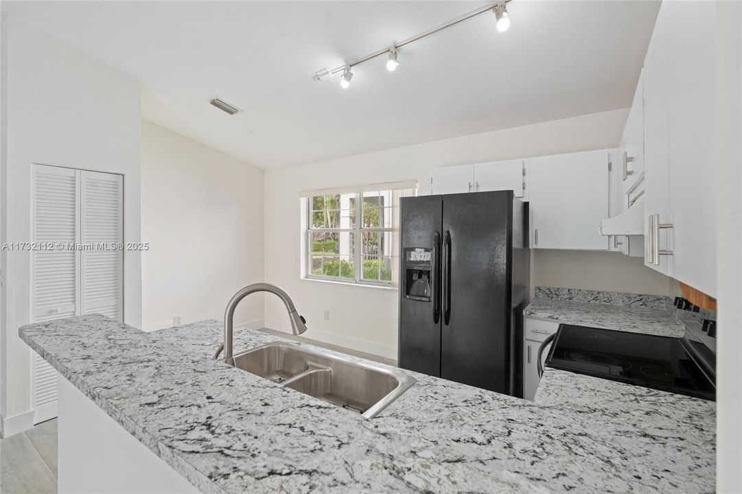 Недавно арендовано: $3,500 (4 спален, 2 ванн, 1609 Квадратных фут)