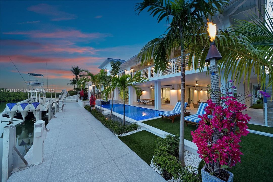 Vendido Recientemente: $6,350,000 (6 camas, 7 baños, 4700 Pies cuadrados)