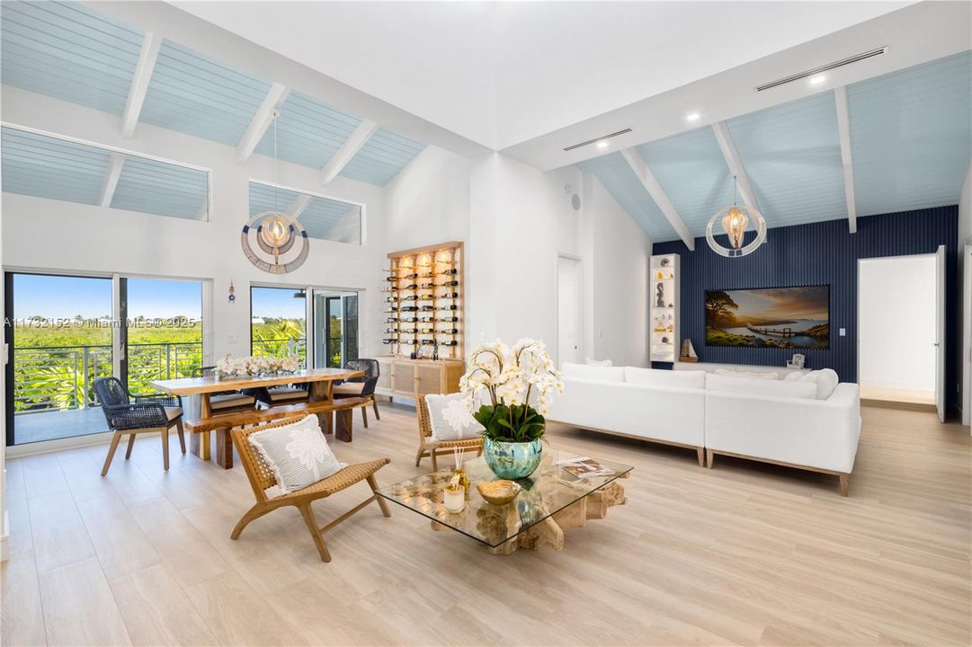 Vendido Recientemente: $6,350,000 (6 camas, 7 baños, 4700 Pies cuadrados)