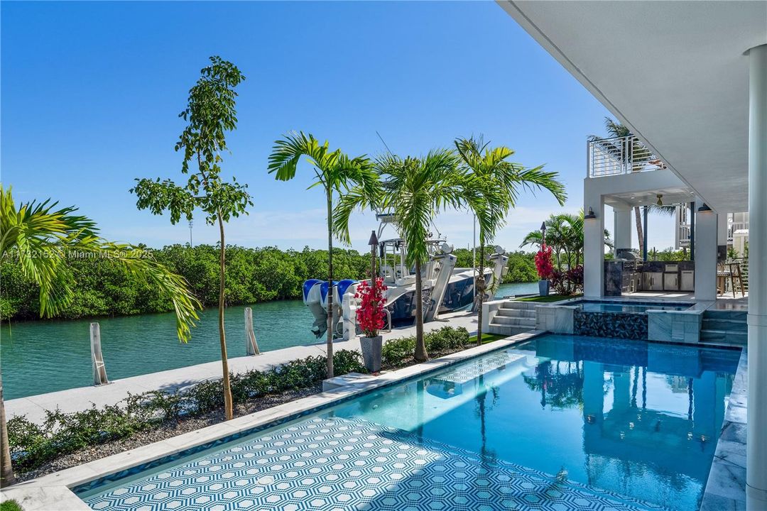 Vendido Recientemente: $6,350,000 (6 camas, 7 baños, 4700 Pies cuadrados)