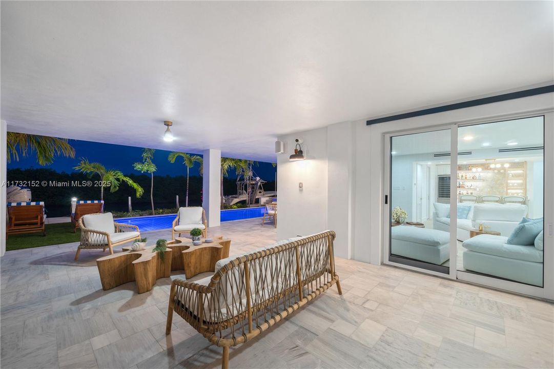 Vendido Recientemente: $6,350,000 (6 camas, 7 baños, 4700 Pies cuadrados)