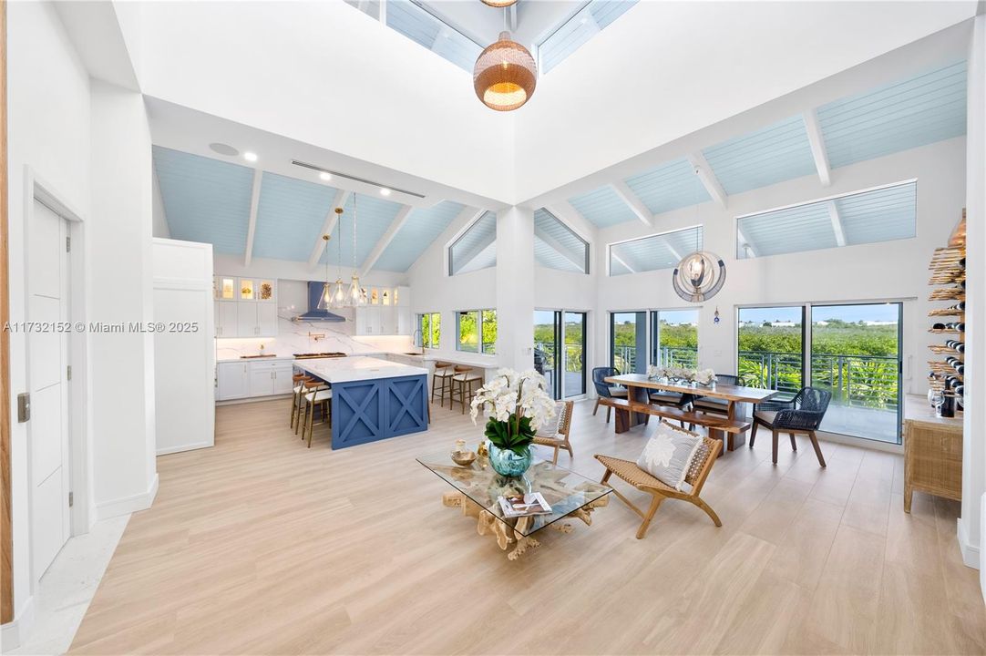 Vendido Recientemente: $6,350,000 (6 camas, 7 baños, 4700 Pies cuadrados)