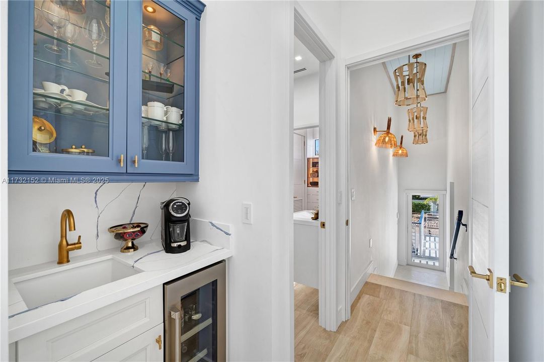 Vendido Recientemente: $6,350,000 (6 camas, 7 baños, 4700 Pies cuadrados)
