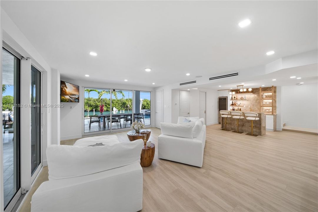 Vendido Recientemente: $6,350,000 (6 camas, 7 baños, 4700 Pies cuadrados)