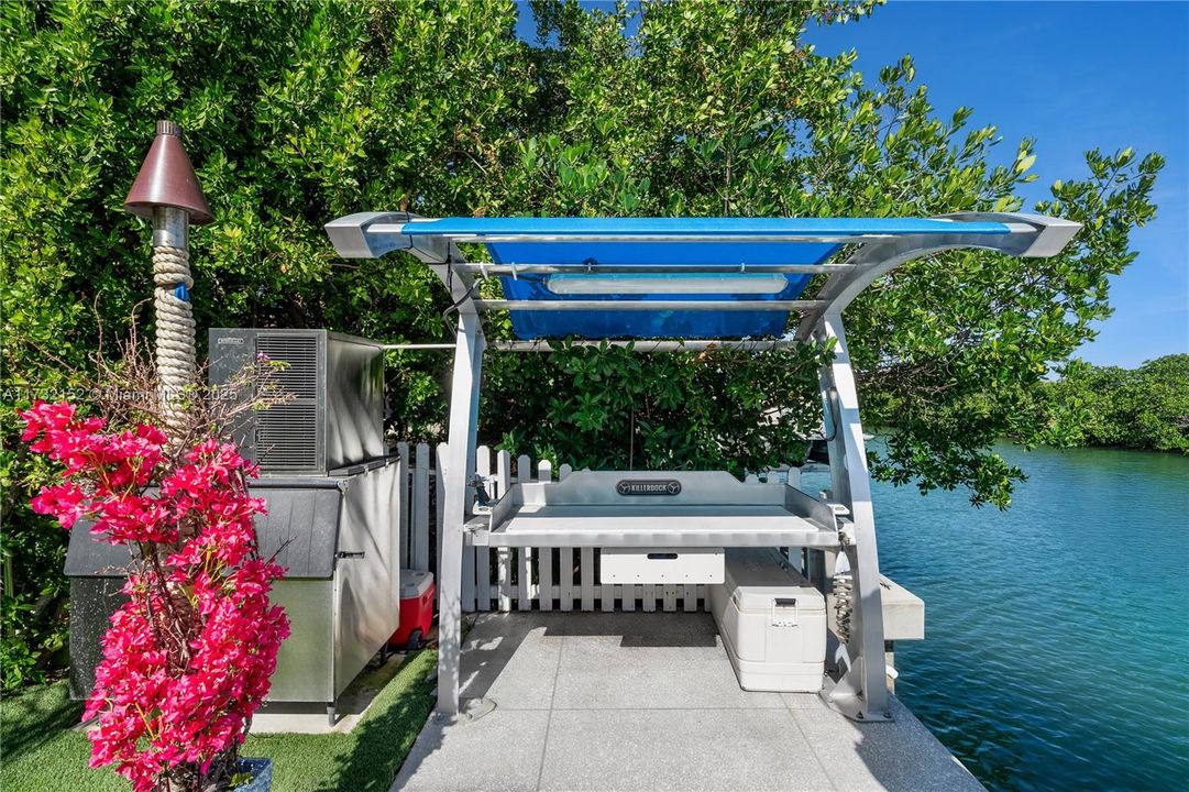 Vendido Recientemente: $6,350,000 (6 camas, 7 baños, 4700 Pies cuadrados)