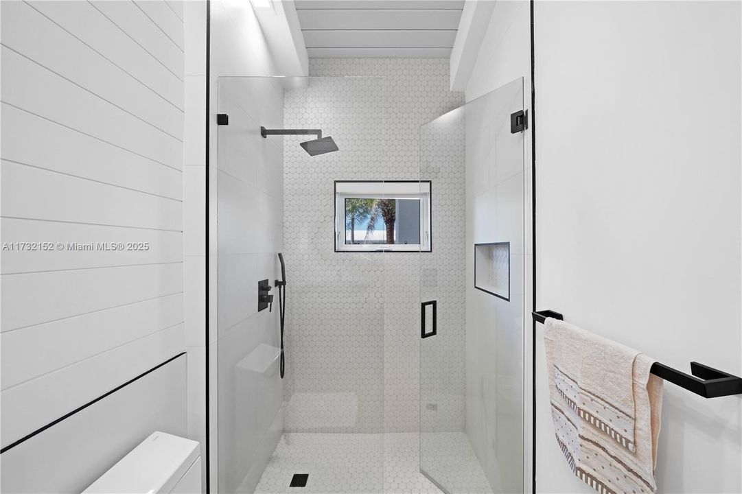 Vendido Recientemente: $6,350,000 (6 camas, 7 baños, 4700 Pies cuadrados)