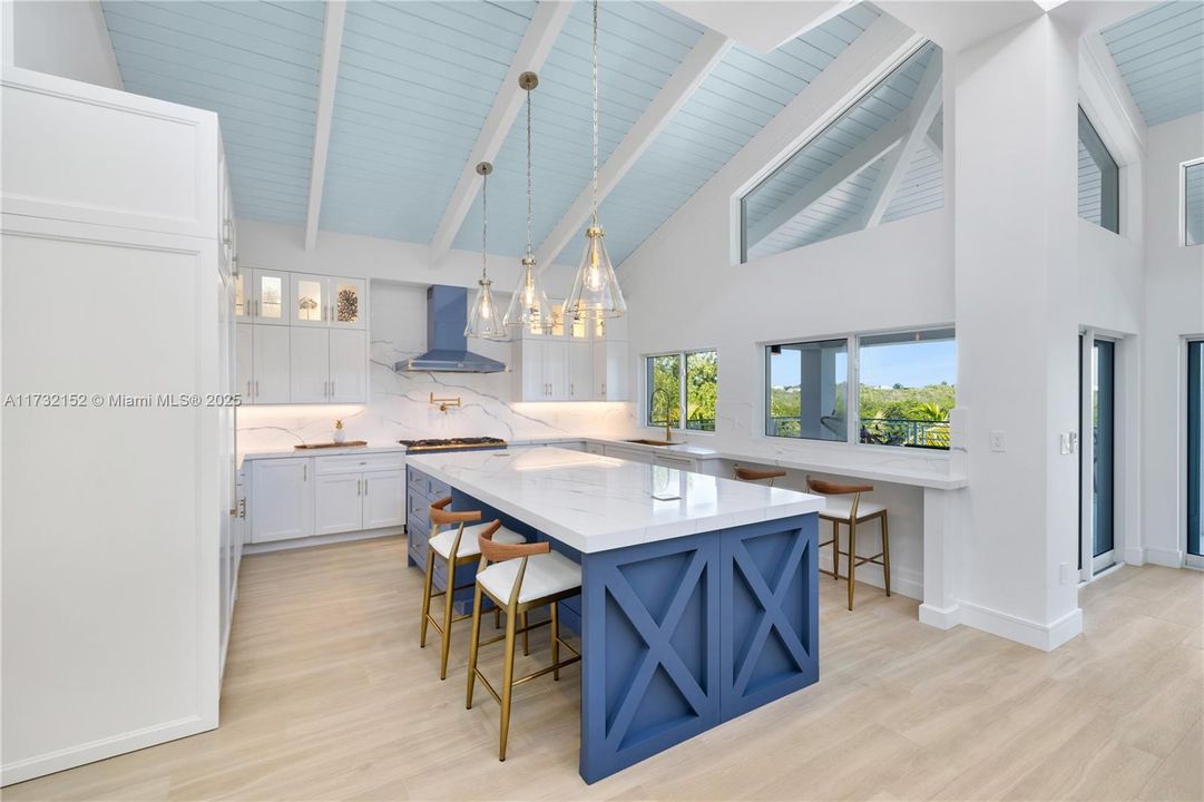 Vendido Recientemente: $6,350,000 (6 camas, 7 baños, 4700 Pies cuadrados)