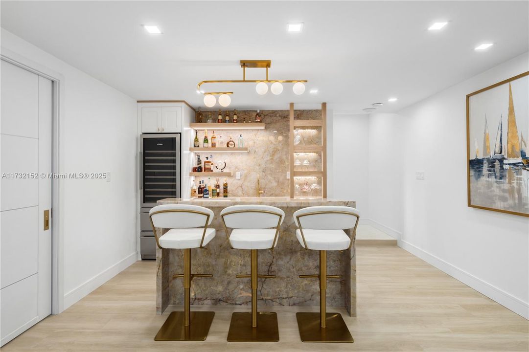 Vendido Recientemente: $6,350,000 (6 camas, 7 baños, 4700 Pies cuadrados)