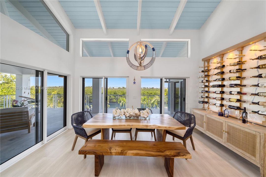 Vendido Recientemente: $6,350,000 (6 camas, 7 baños, 4700 Pies cuadrados)