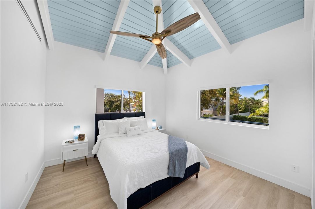 Vendido Recientemente: $6,350,000 (6 camas, 7 baños, 4700 Pies cuadrados)