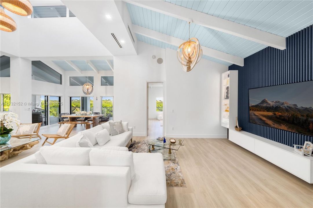 Vendido Recientemente: $6,350,000 (6 camas, 7 baños, 4700 Pies cuadrados)