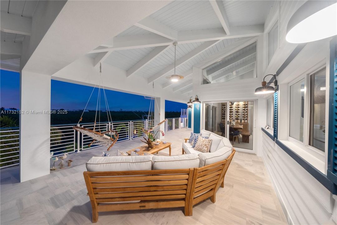 Vendido Recientemente: $6,350,000 (6 camas, 7 baños, 4700 Pies cuadrados)