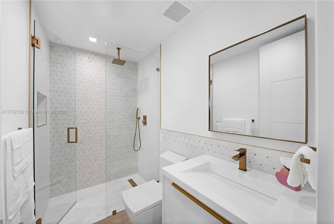 Vendido Recientemente: $6,350,000 (6 camas, 7 baños, 4700 Pies cuadrados)