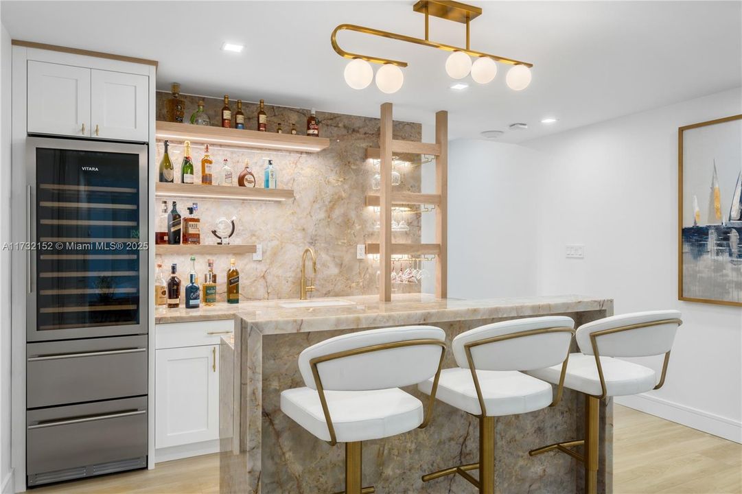 Vendido Recientemente: $6,350,000 (6 camas, 7 baños, 4700 Pies cuadrados)