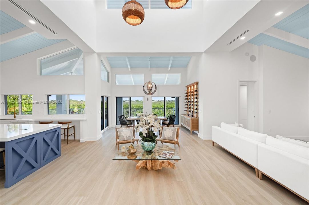 Vendido Recientemente: $6,350,000 (6 camas, 7 baños, 4700 Pies cuadrados)