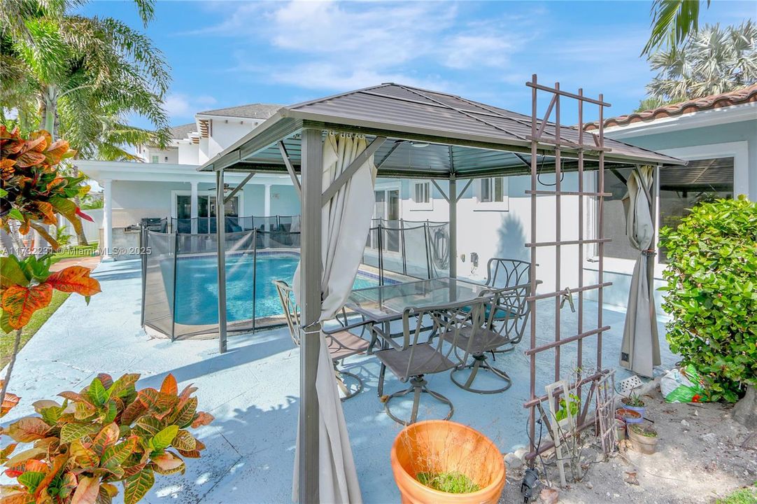 Recently Sold: $1,990,000 (4 beds, 3 baths, 1837 Square Feet)