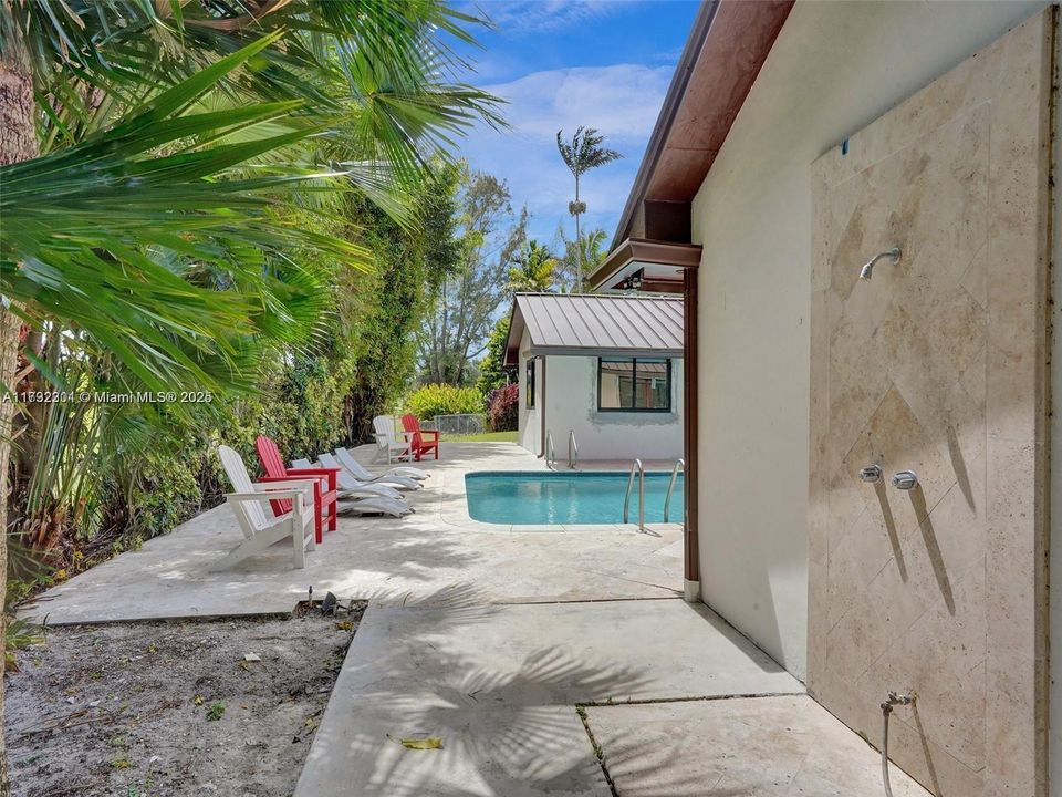 For Sale: $2,299,000 (6 beds, 4 baths, 4926 Square Feet)