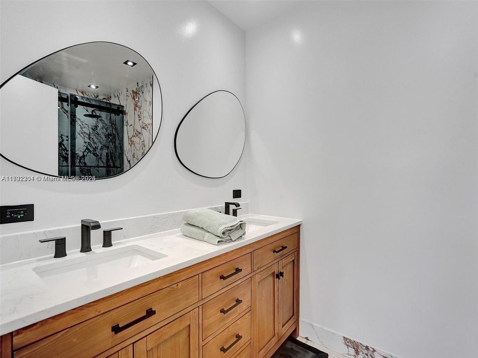 For Sale: $2,299,000 (6 beds, 4 baths, 4926 Square Feet)