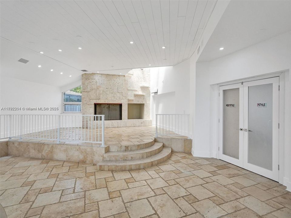 For Sale: $2,299,000 (6 beds, 4 baths, 4926 Square Feet)
