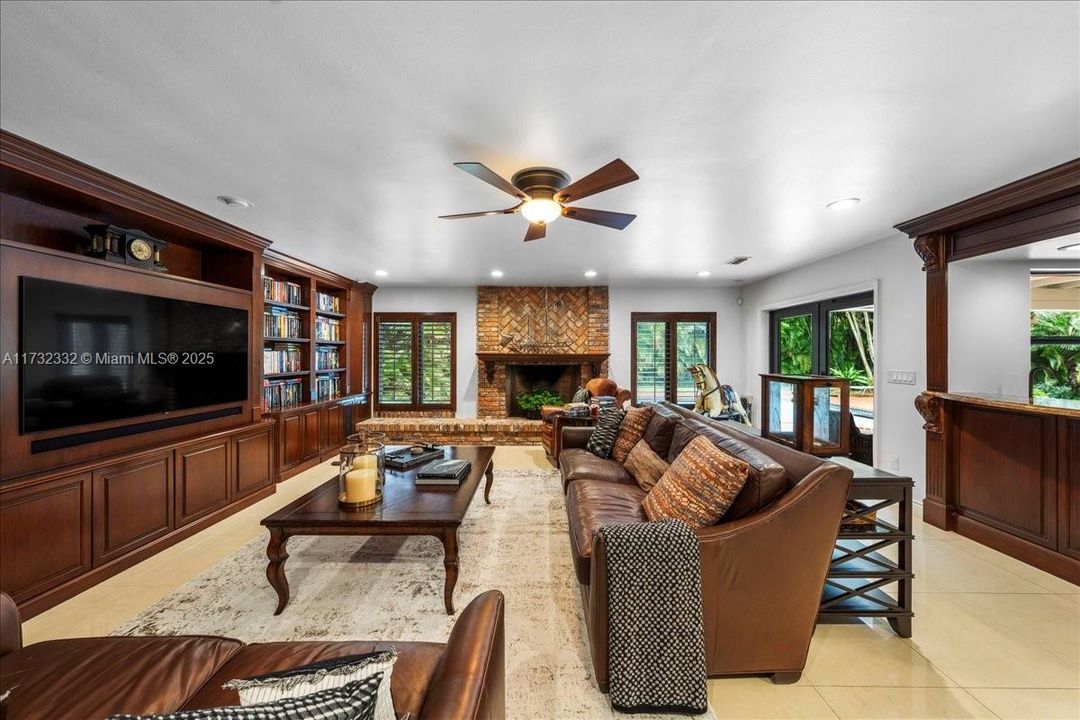 合同活跃: $4,195,000 (6 贝兹, 7 浴室, 5659 平方英尺)