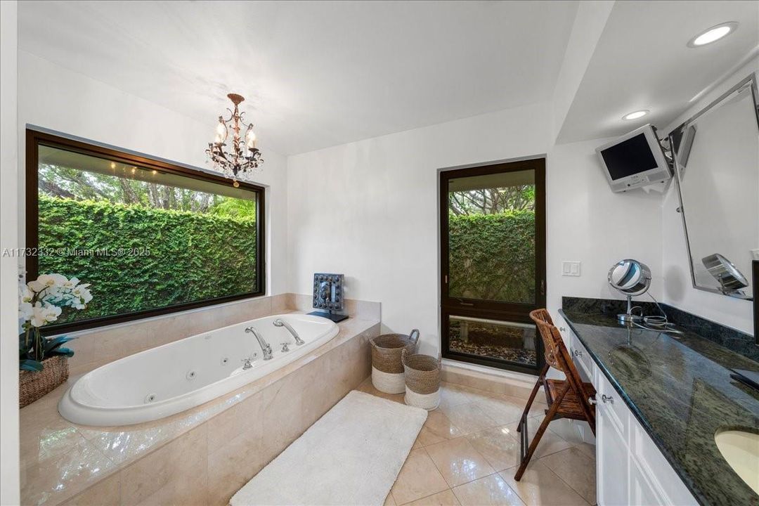 合同活跃: $4,195,000 (6 贝兹, 7 浴室, 5659 平方英尺)