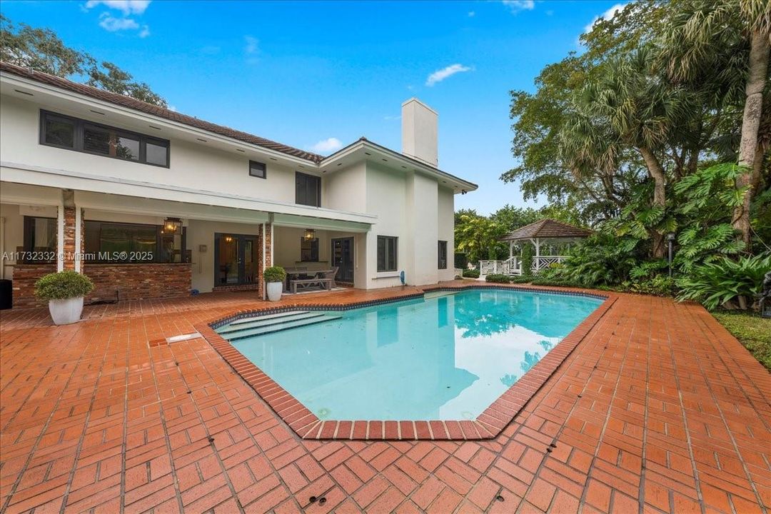 合同活跃: $4,195,000 (6 贝兹, 7 浴室, 5659 平方英尺)