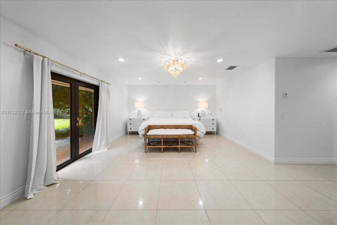 合同活跃: $4,195,000 (6 贝兹, 7 浴室, 5659 平方英尺)