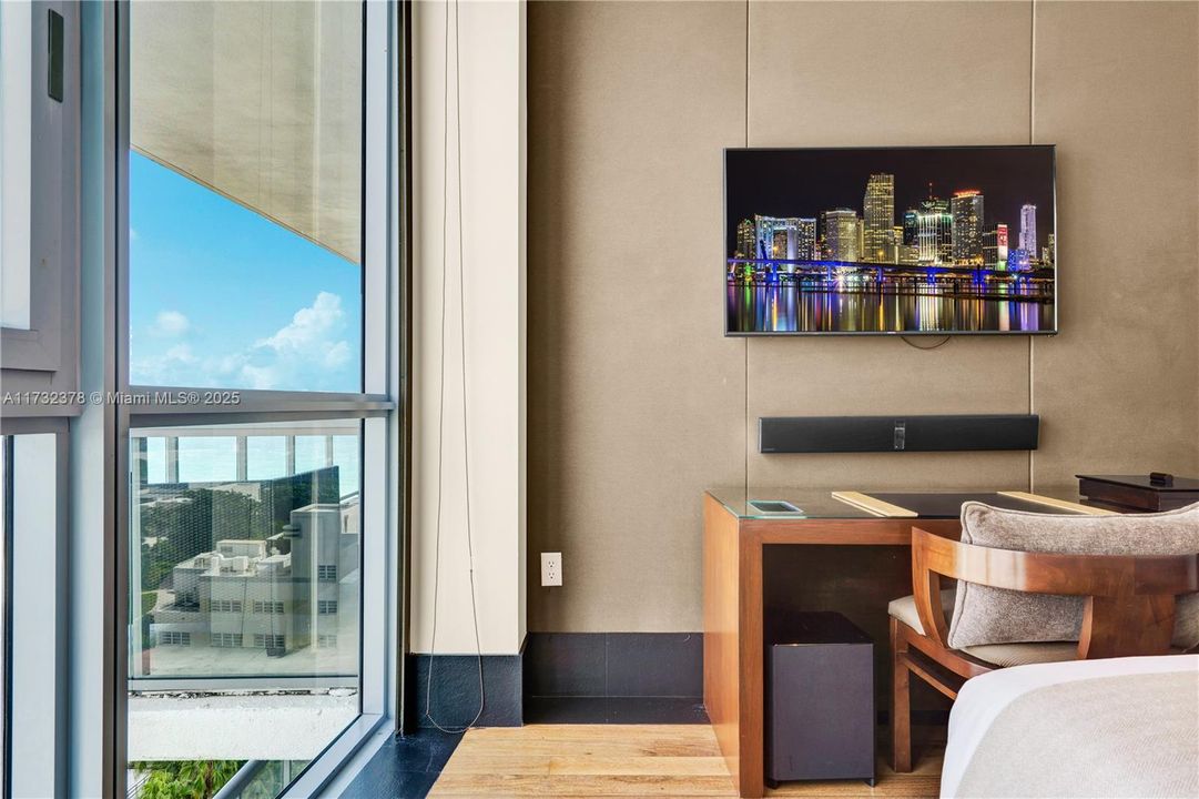 For Sale: $2,475,000 (1 beds, 1 baths, 821 Square Feet)