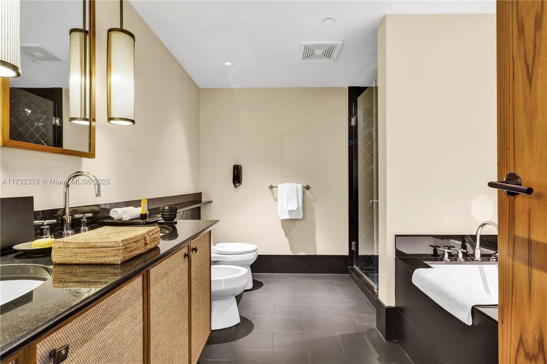 For Sale: $2,475,000 (1 beds, 1 baths, 821 Square Feet)