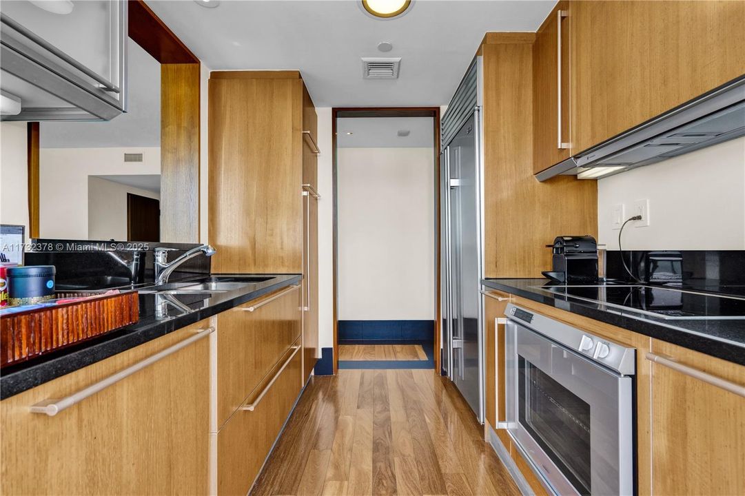 For Sale: $2,475,000 (1 beds, 1 baths, 821 Square Feet)