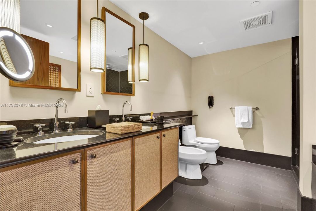 For Sale: $2,475,000 (1 beds, 1 baths, 821 Square Feet)