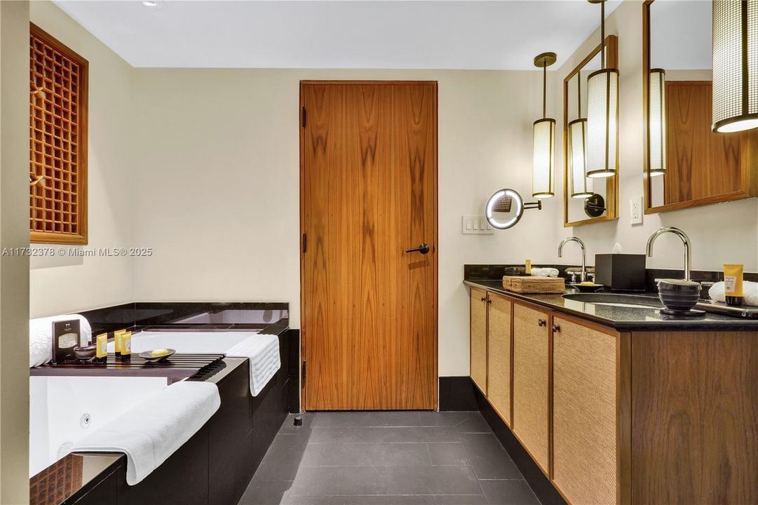 For Sale: $2,475,000 (1 beds, 1 baths, 821 Square Feet)