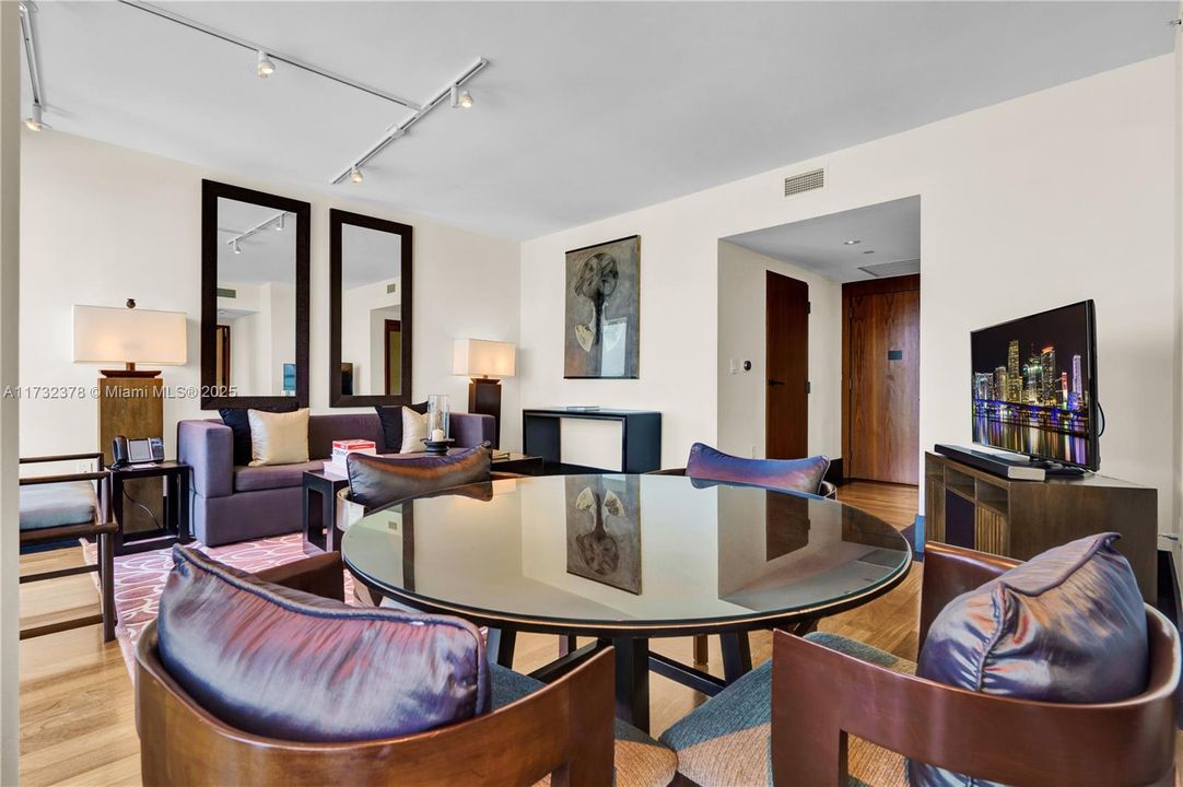 For Sale: $2,475,000 (1 beds, 1 baths, 821 Square Feet)