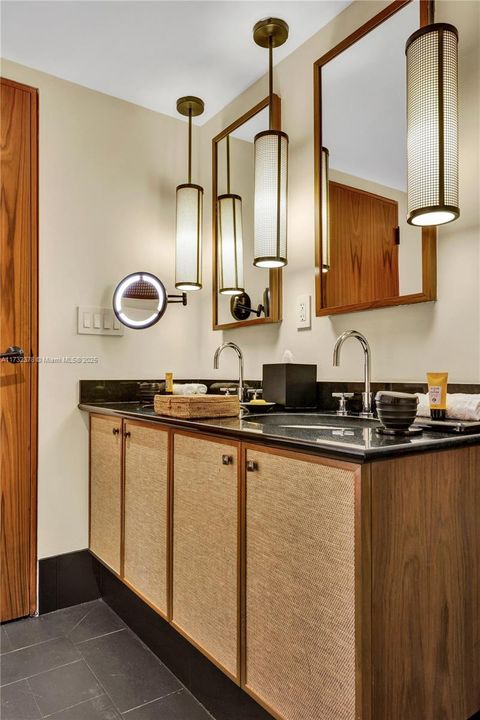 For Sale: $2,475,000 (1 beds, 1 baths, 821 Square Feet)