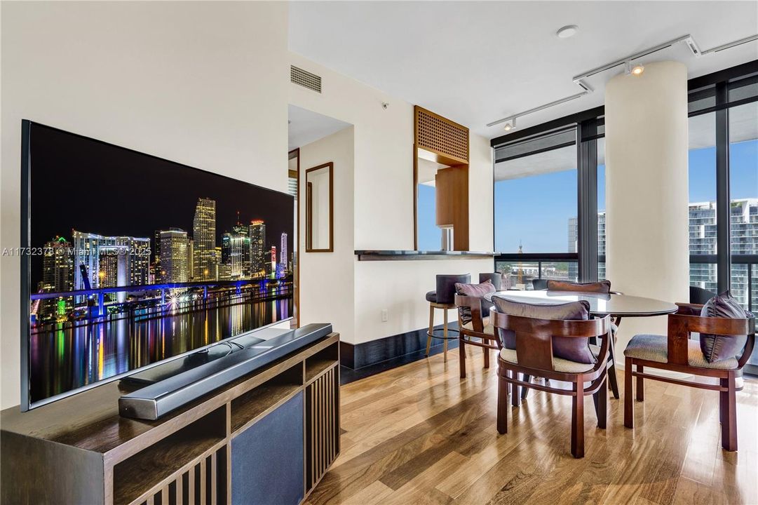 For Sale: $2,475,000 (1 beds, 1 baths, 821 Square Feet)