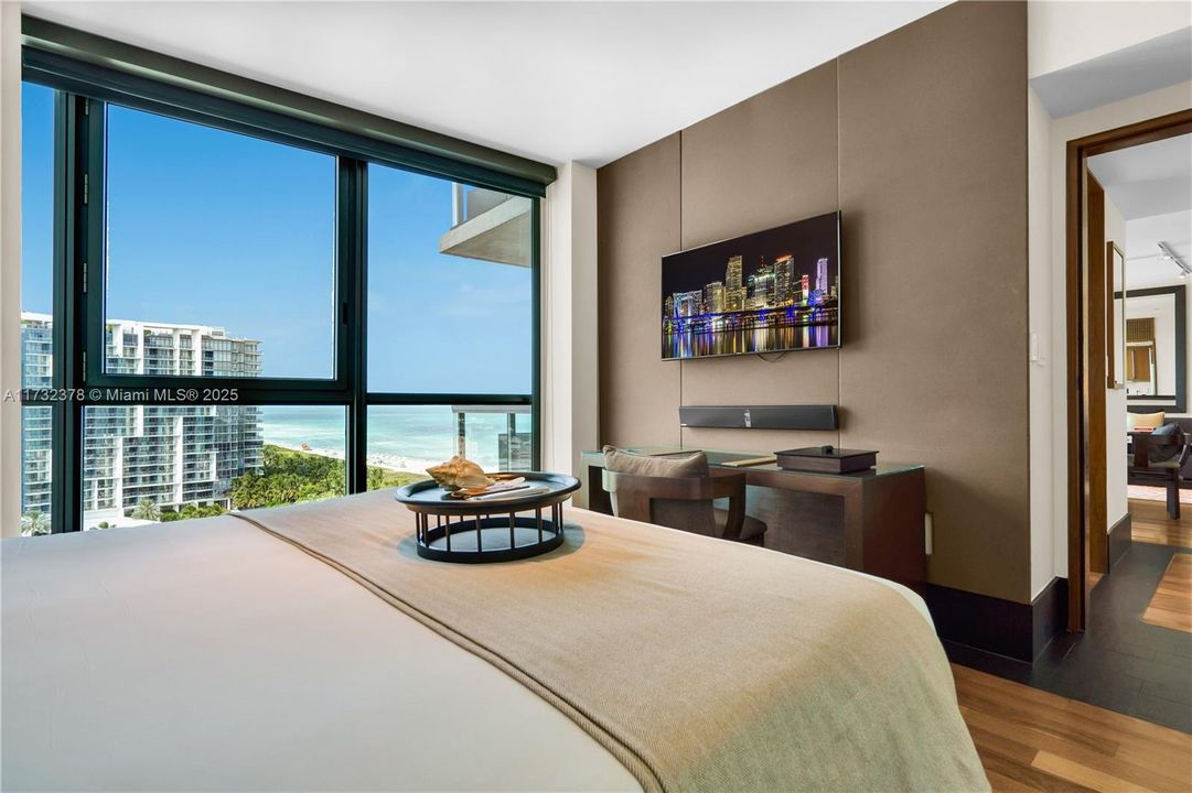 For Sale: $2,475,000 (1 beds, 1 baths, 821 Square Feet)