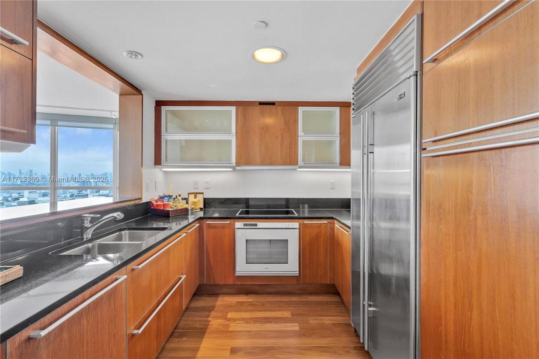 待售: $4,975,000 (2 贝兹, 2 浴室, 1316 平方英尺)