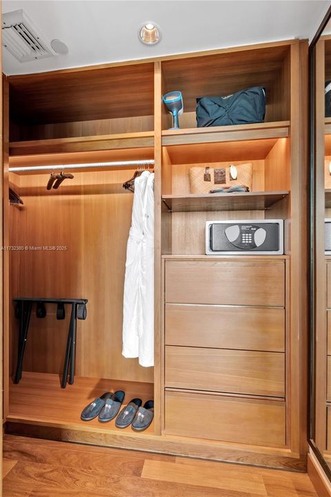 待售: $4,975,000 (2 贝兹, 2 浴室, 1316 平方英尺)