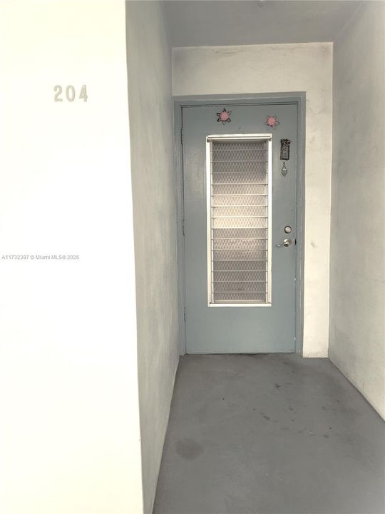 For Sale: $139,500 (1 beds, 1 baths, 710 Square Feet)