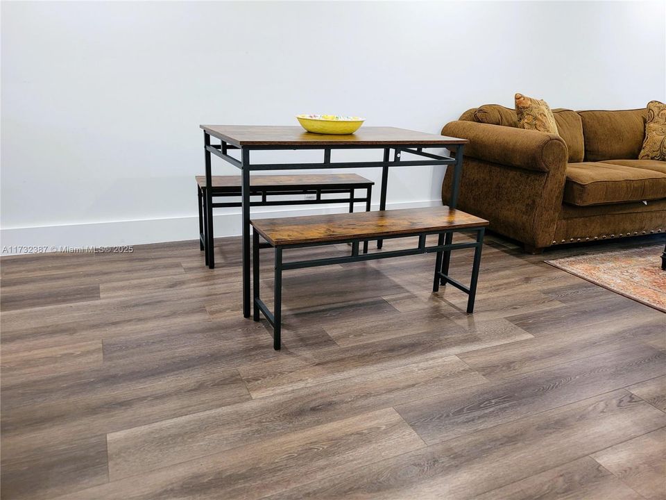 For Sale: $139,500 (1 beds, 1 baths, 710 Square Feet)