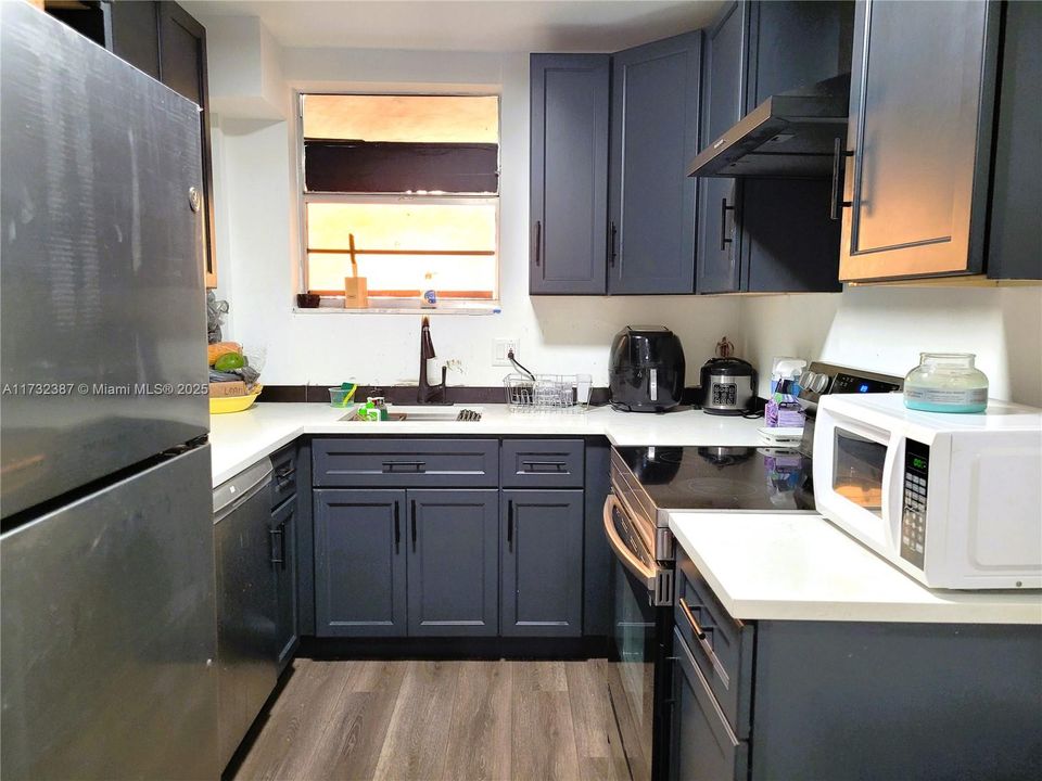 For Sale: $139,500 (1 beds, 1 baths, 710 Square Feet)