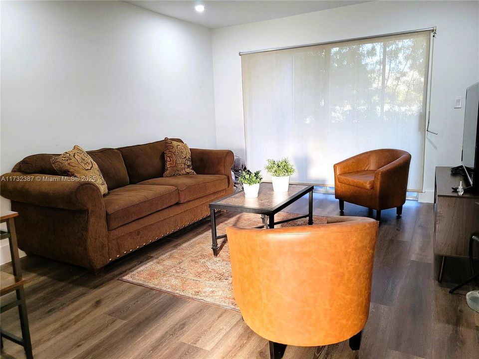 For Sale: $139,500 (1 beds, 1 baths, 710 Square Feet)