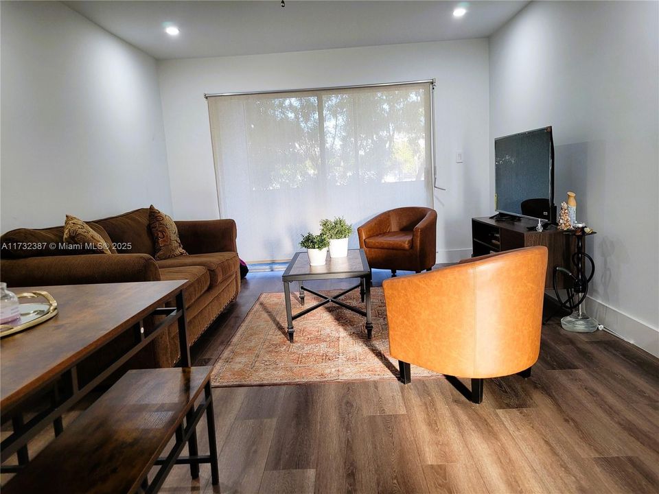 For Sale: $139,500 (1 beds, 1 baths, 710 Square Feet)