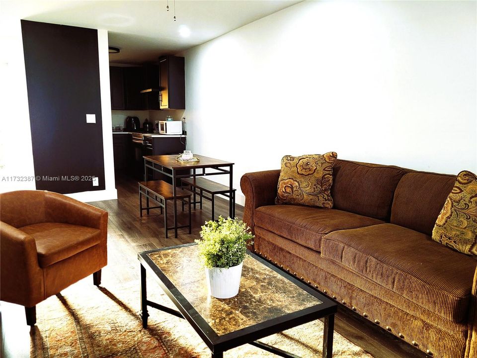 For Sale: $139,500 (1 beds, 1 baths, 710 Square Feet)