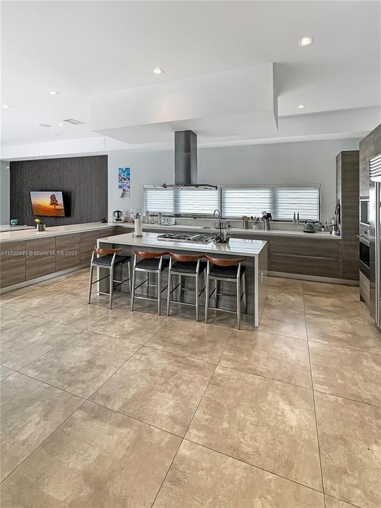 For Sale: $3,699,000 (6 beds, 7 baths, 4881 Square Feet)